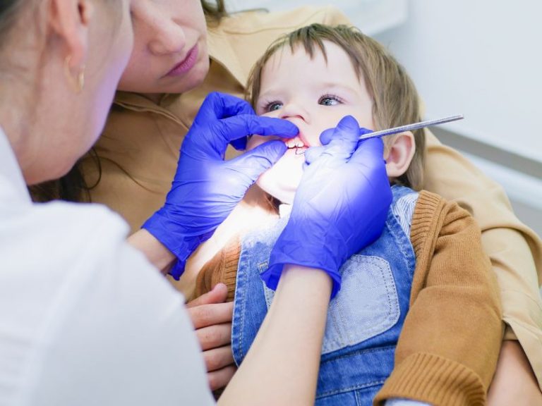 bebé en el odontopediatra en su primer control dental