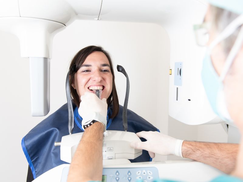 Paciente sometido a radiografía panorámica