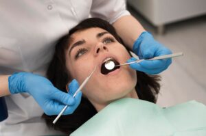 Paciente siendo examinado por dentista para mantener el cuidado de los dientes