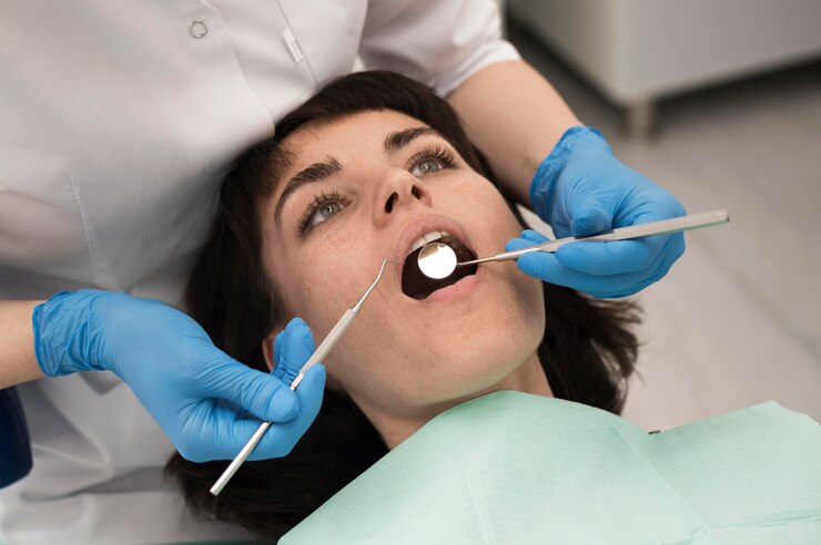Paciente siendo examinado por dentista para mantener el cuidado de los dientes